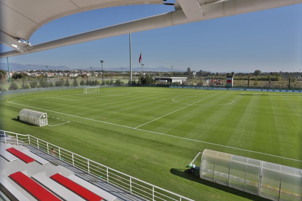 Vue de jour du terrain de football