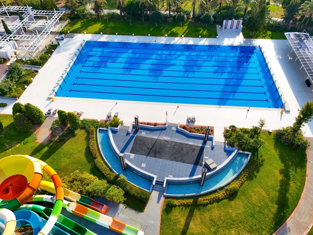 Vue aérienne d'une piscine olympique extérieure