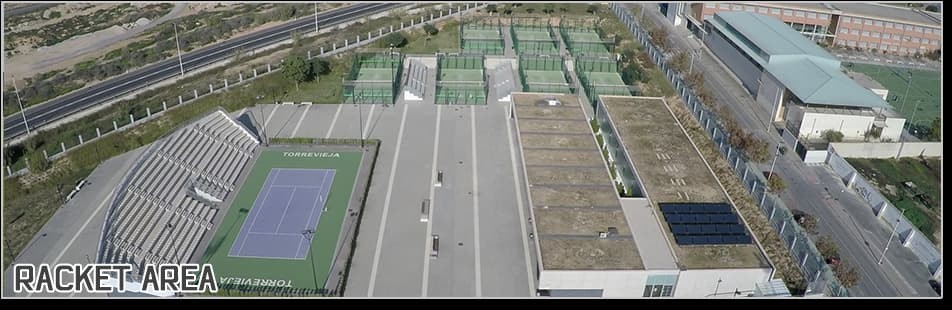 Vue aérienne de la zone des sports de raquette avec courts de tennis, allées et bâtiments adjacents.