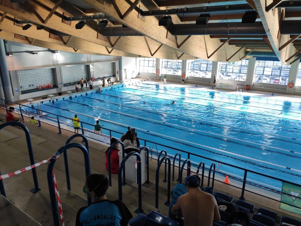 Piscine couverte de 50m vue depuis les gradins, lignes d'eau et fenêtres