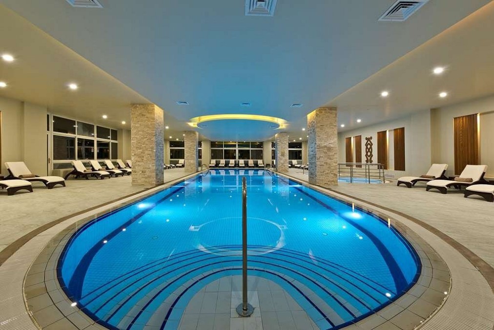 Piscine intérieure avec espace lounge