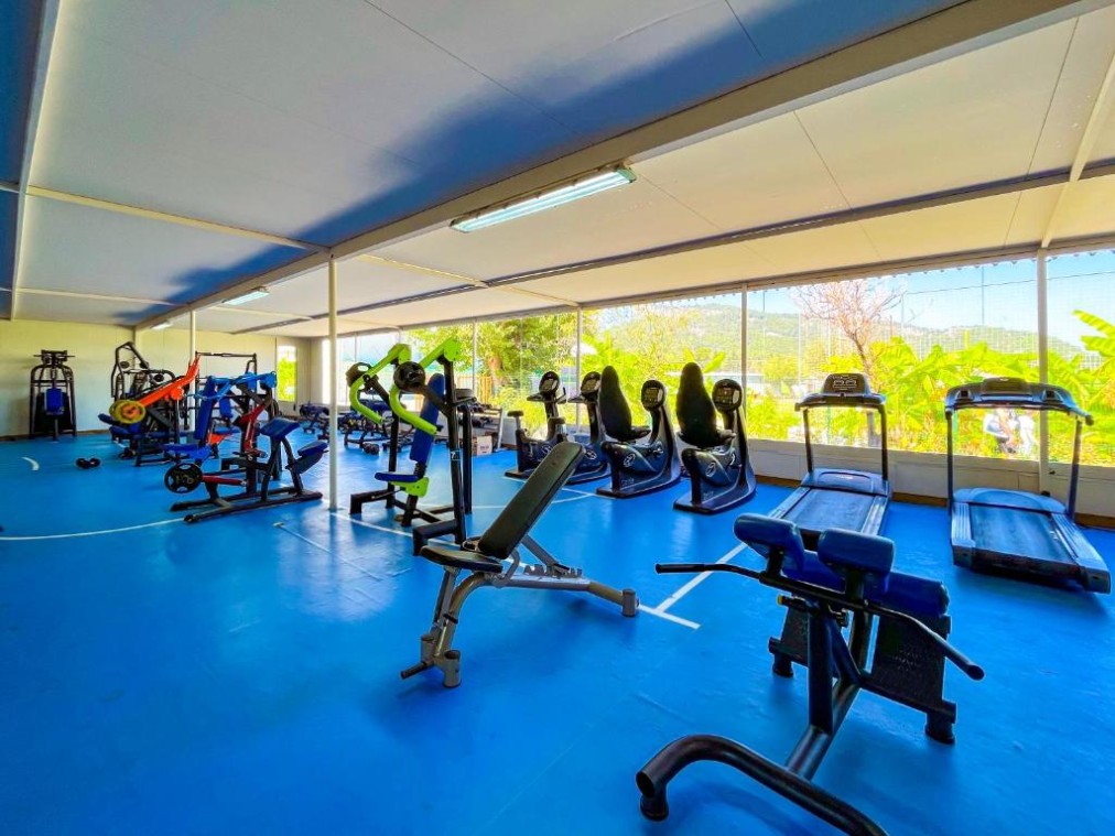 Centre de fitness avec tapis de course, vélos et appareils de musculation