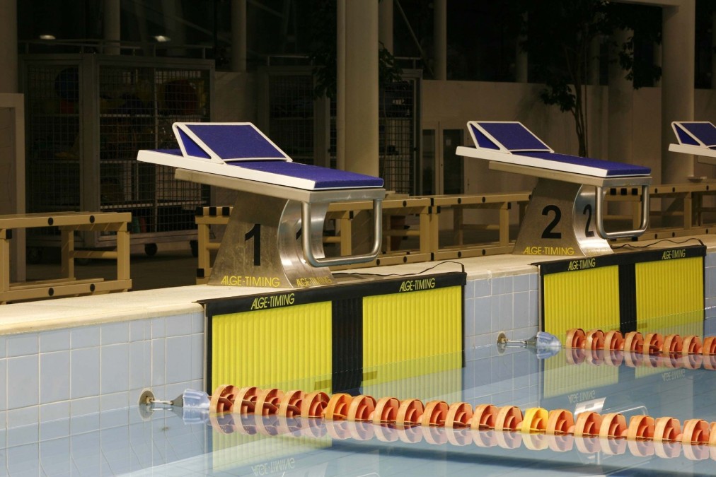 Plots de départ d'une piscine olympique couverte
