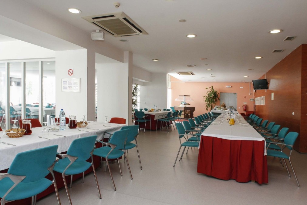 Salle à manger avec tables dressées et buffets