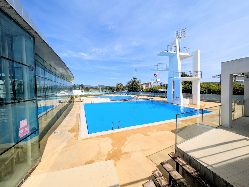 Piscine de plongeon extérieure avec plateformes de la tour