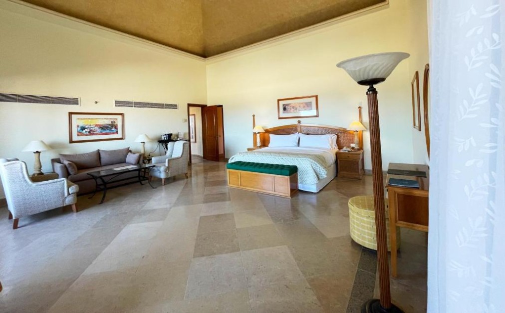 Chambre spacieuse type suite avec lit king-size, coin salon et espace lounge pour séjours prolongés