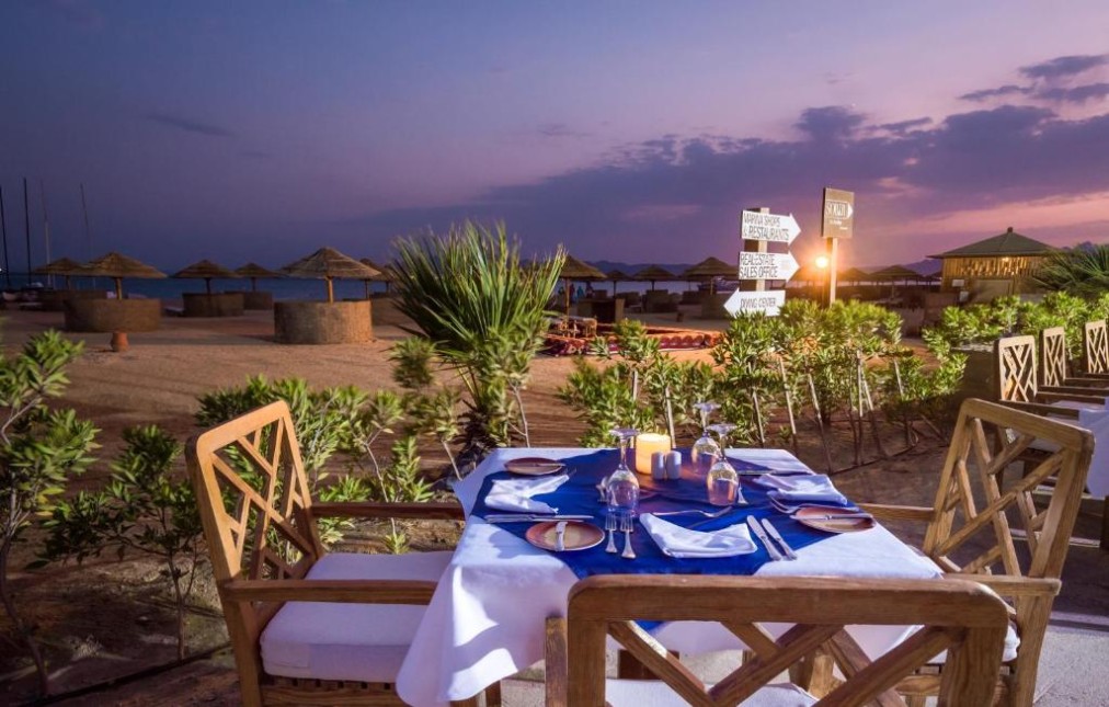 Repas au bord de la plage au coucher du soleil pour dîners d'équipe et moments conviviaux.