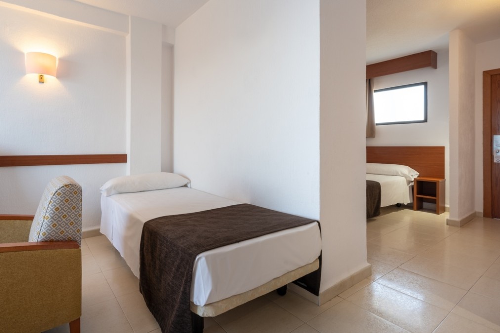 Chambre avec deux espaces nuit séparés et lits simples.