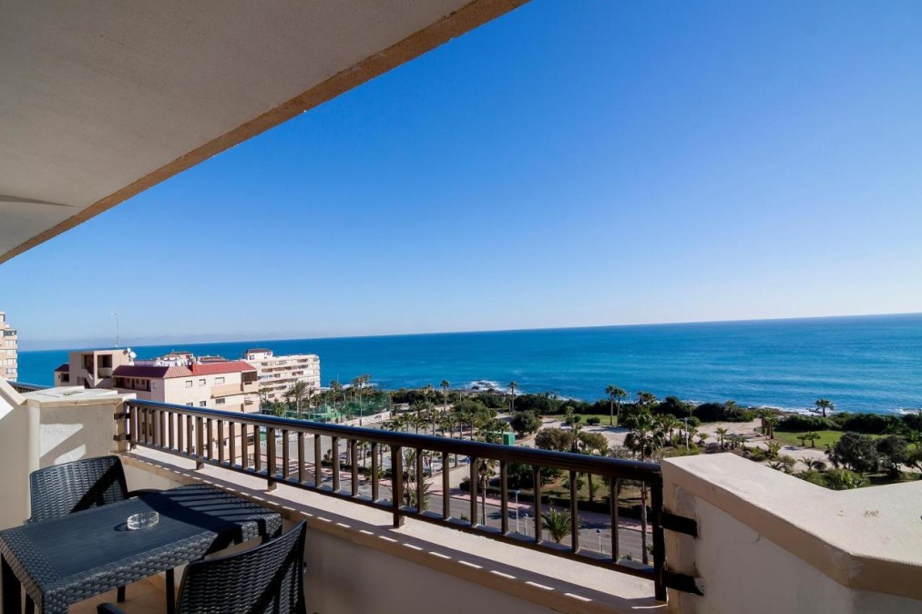 Balcon privé avec table d'extérieur et large vue sur la mer.
