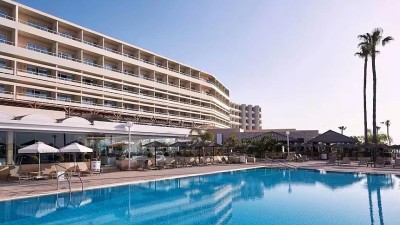Vue extérieure large de l'hôtel, de la terrasse de la piscine et du front de mer.