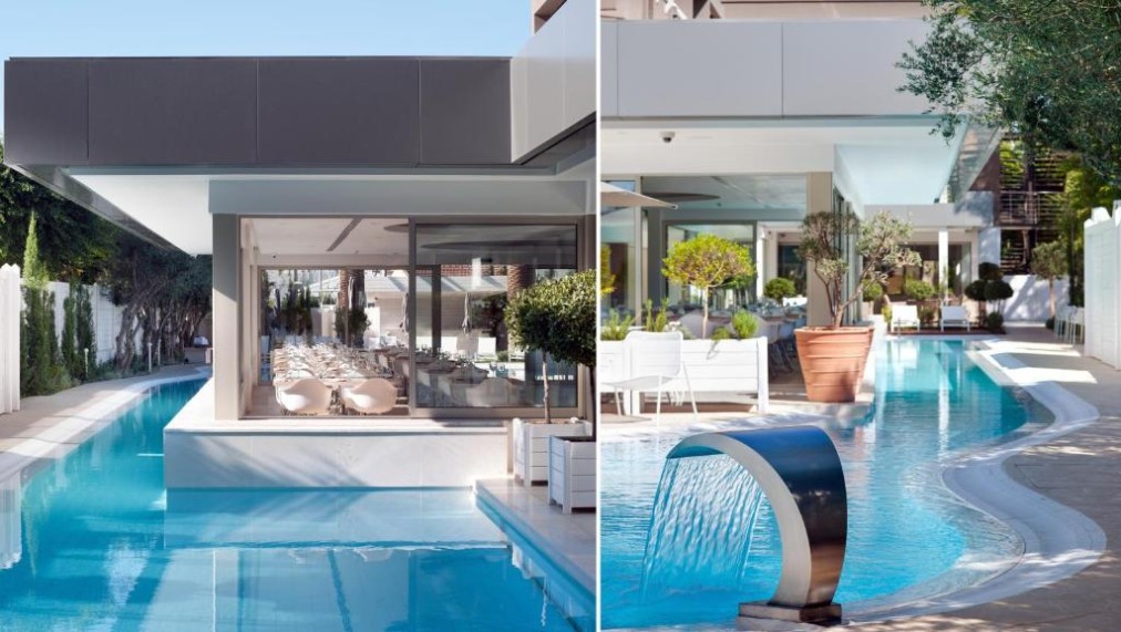 Vue divisée de la piscine extérieure à côté du bâtiment de l'hôtel et des sièges ombragés.